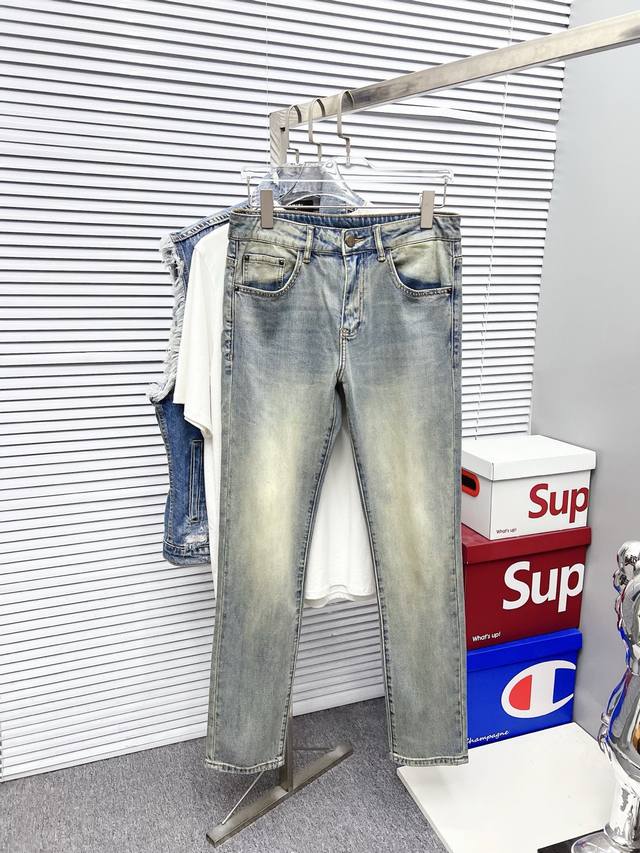 华伦天奴 男士丹宁牛仔裤，官宣画册海报穿搭款！ 客供高级进口的丹宁原色面料，特选日本冈山纯正13Oz 盎司牛仔布料，重磅环保植物酵素水洗工艺，肌理有着淡淡的复古