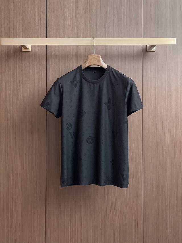 Lv 2025春夏新款首发专柜最新款短袖圆领T恤 高端订制 设计前卫时尚！品牌Logo重工艺设计 高端定制双丝光面料.手感柔软.穿着舒适.专柜级别精致车线.做工