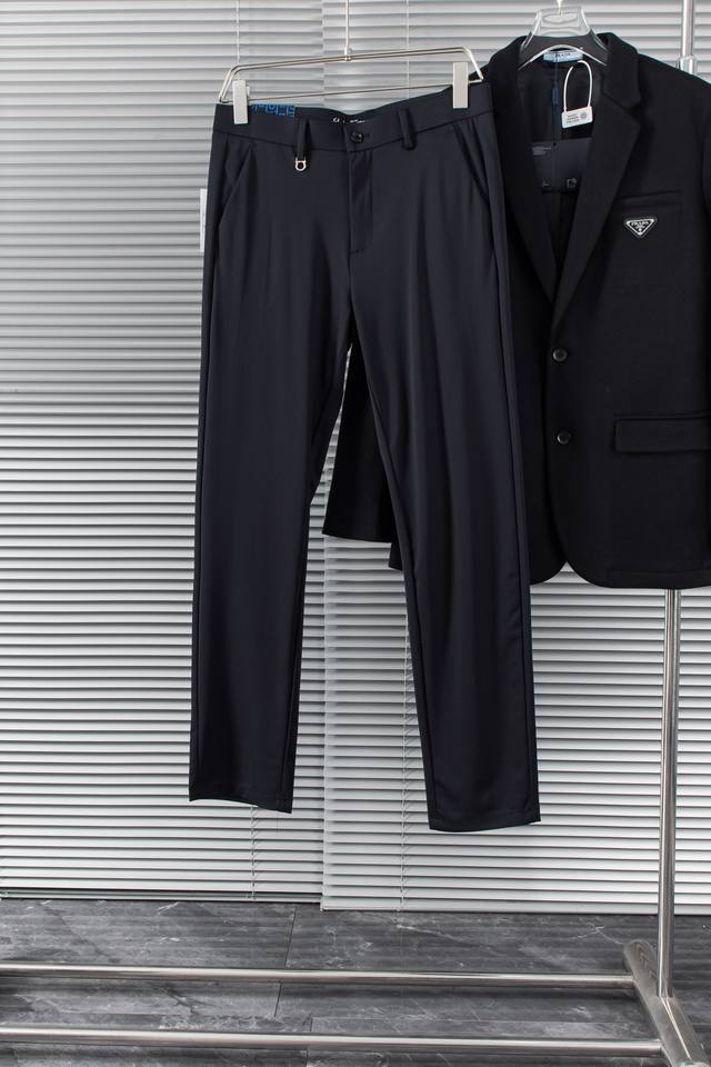 New# 菲拉格慕25Ss春夏轻奢时尚定制休闲西裤，简洁干练的风格，精致卓越的品质男装，每款的设计点跟舒适度都能做到平衡，刚刚上线的这款官网主打单品亦是如此：简