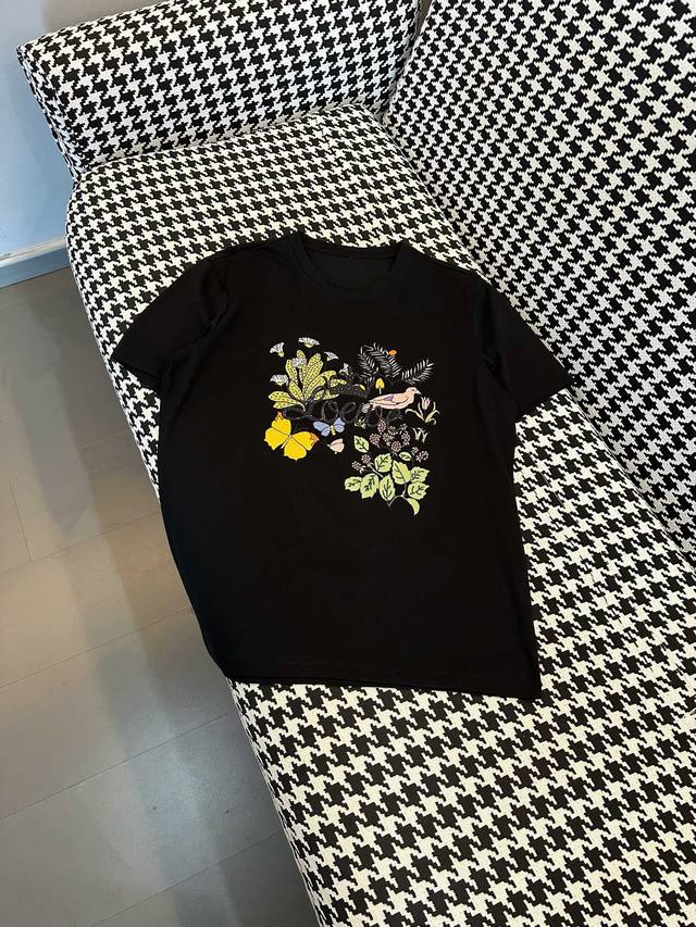 罗意家： 23Ss最新字母百搭短袖，顶级制作工艺进口面料，采用进口高端订制面料，进口丝线手感一流！码数：M-6Xl、360、最大可穿230斤