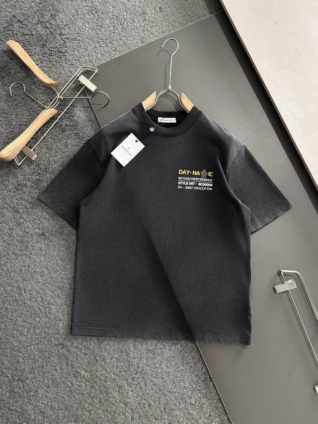 Mon 2025Ss春夏最新款圆领时尚短袖T恤，官网同步，专柜纯棉面料！贴肤舒适，耐看又好穿，经典简约Logo设计，原厂工艺一丝不苟，型男必备单品 码数M-2X