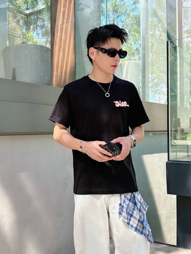 迪奥 夏季新品，刺绣工艺高标准定制，上身非常有型，客供辅料，客供进口高档面料质感非常细腻，细节工艺精湛考究，塑造性极高的一款单品，任何时装都可以搭配，版型超级好