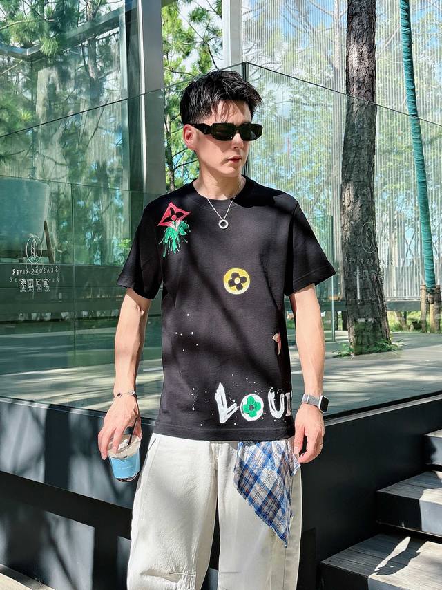 Lv 夏季新品，手绘工艺高标准定制，上身非常有型，客供辅料，客供进口高档面料质感非常细腻，细节工艺精湛考究，塑造性极高的一款单品，任何时装都可以搭配，版型超级好