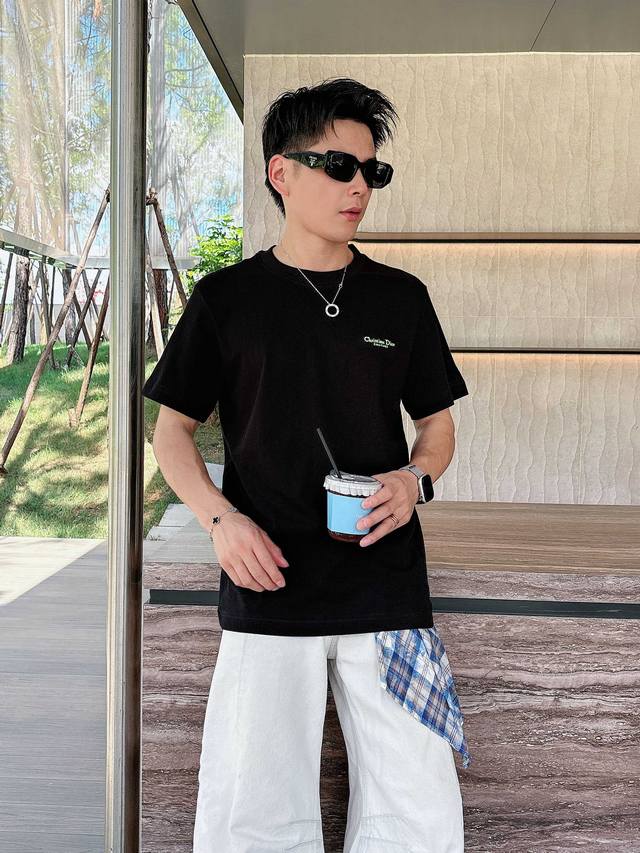 迪奥 夏季新品，刺绣工艺简约大方高标准定制，上身非常有型，客供辅料，客供进口高档面料质感非常细腻，细节工艺精湛考究，塑造性极高的一款单品，任何时装都可以搭配，版