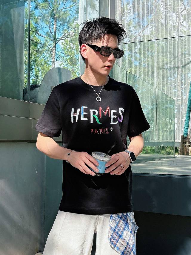 爱马仕 夏季新品，手绘工艺高标准定制，上身非常有型，客供辅料，客供进口高档面料质感非常细腻，细节工艺精湛考究，塑造性极高的一款单品，任何时装都可以搭配，版型超级