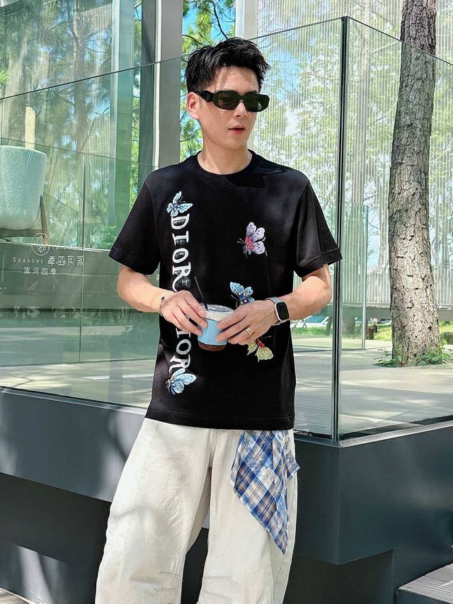 迪奥 夏季新品，手绘工艺高标准定制，上身非常有型，客供辅料，客供进口高档面料质感非常细腻，细节工艺精湛考究，塑造性极高的一款单品，任何时装都可以搭配，版型超级好