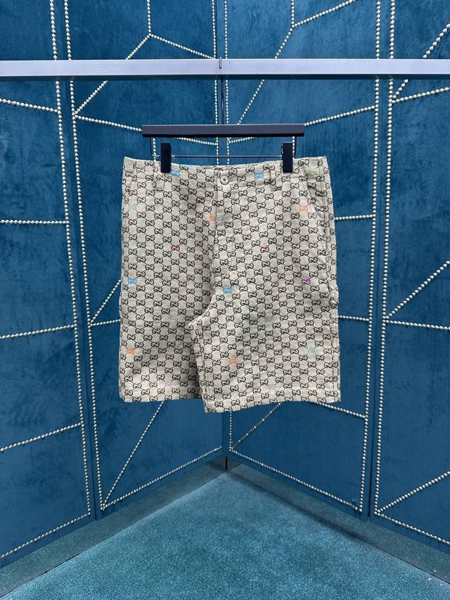 G家 25Ss新款短裤以驼色和深棕色Gg帆布打造，缀饰通体Gg切丝，尽释别致风韵。 码数：S.M.L.Xl.