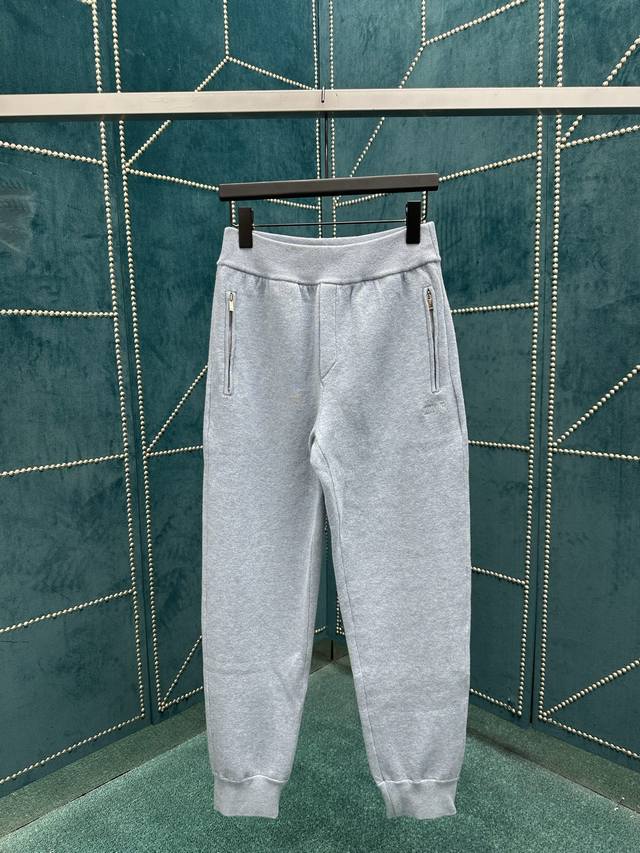 迪奥 25Ss新款运动长裤以高订元素重新诠释经典衣橱单品。采用蓝色棉质混纺针织面料精心制作，搭配罗纹腰头和裤脚。正面饰以 Dior 刺绣，内侧通体饰以 Obli