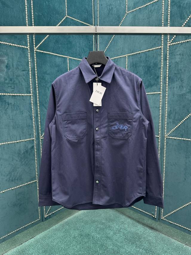 迪奥 25Ss新款衬衫是二零二五秋季男装系列新品，来自 Dior And Lewis Hamilton 限定系列。采用蓝色棉质面料精心制作，胸前饰以贴袋，其中一
