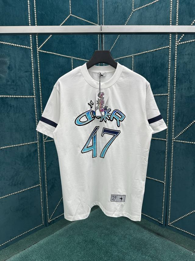 迪奥 25Ss新款宽松版型T 恤 白色棉质竹节平纹针织面料 这款 T 恤是二零二五秋季男装系列新品，来自 Dior And Lewis Hamilton 限定系