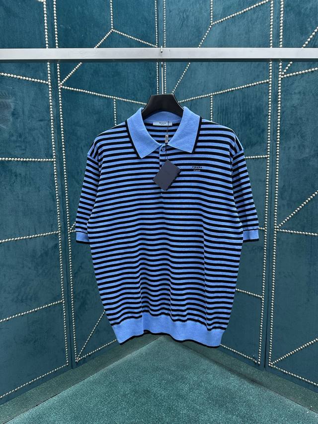 普拉达 25Ss新款棉质针织polo衫廓形轻盈，生动装饰条纹图案。 码数：S.M.L.Xl.