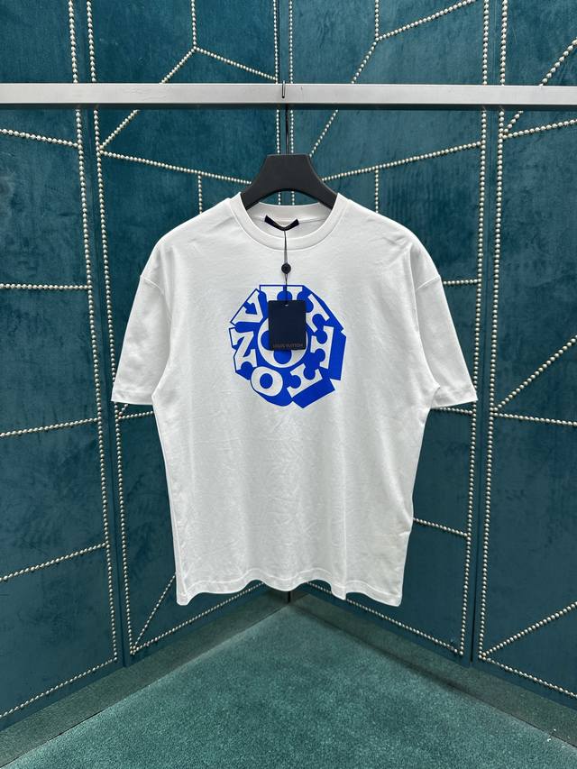 驴家 25Ss新款 T 恤出自 2025 秋冬时装秀，以莹泽丝棉混纺为休闲廓形注入华美格调。醒目 Vuitton Flower 印花与 Vuitton 标识分饰