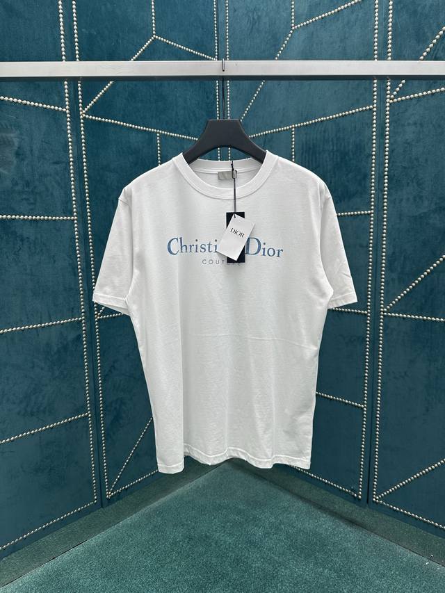 迪奥 25Ss新款 Christian Dior Couture T 恤是二零二五秋季男装系列新品，为衣橱的经典单品增添时尚气质。采用白色仿旧效果棉质平纹针织面