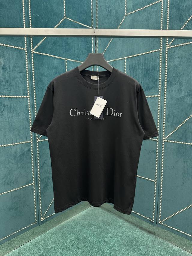迪奥 25Ss新款 Christian Dior Couture T 恤是二零二五秋季男装系列新品，为衣橱的经典单品增添时尚气质。采用黑色仿旧效果棉质平纹针织面