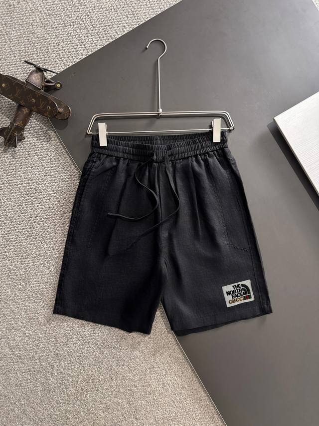 隔天出货 高端货 Gucci北面联名 2025盛夏新款松紧带休闲短裤，专柜定制面料 透气舒适度高，细节无可挑剔，品牌元素设计理念，体现高品质。手感细腻柔软！呈现