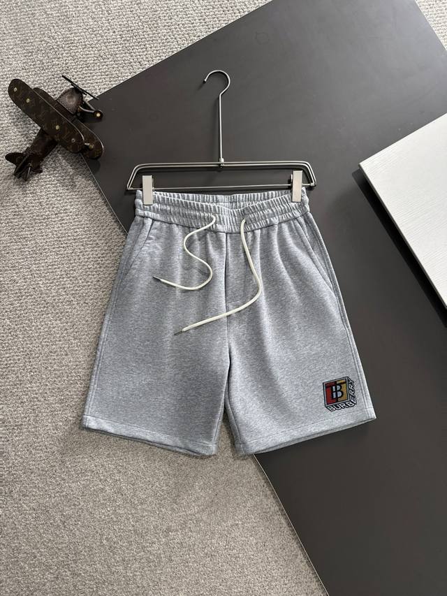 隔天出货 高端货 巴宝莉 2025盛夏新款松紧带休闲短裤，专柜定制面料 透气舒适度高，细节无可挑剔，品牌元素设计理念，体现高品质。手感细腻柔软！呈现休闲裁剪，上