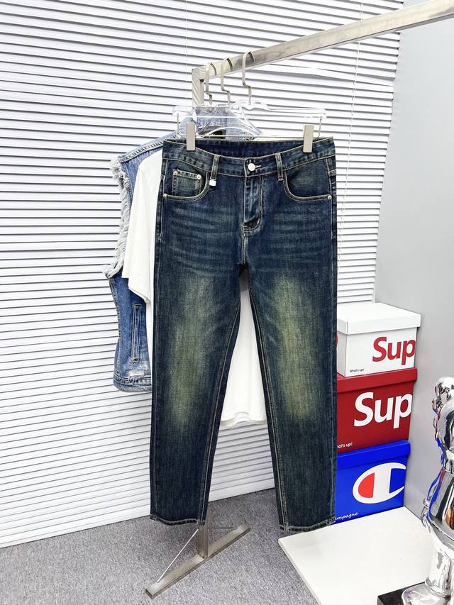 爱马仕 男士丹宁牛仔裤，官宣画册海报穿搭款！ 客供高级进口的丹宁原色面料，特选日本冈山纯正13Oz 盎司牛仔布料，重磅环保植物酵素水洗工艺，肌理有着淡淡的复古色