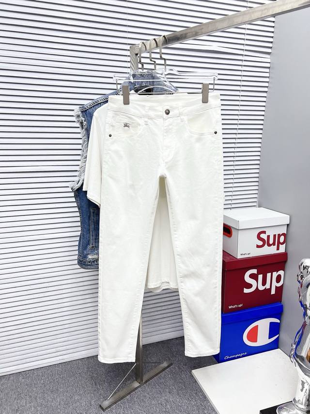 Burberry 巴宝莉 男士丹宁牛仔裤，官宣画册海报穿搭款！ 客供高级进口的丹宁原色面料，特选日本冈山纯正13Oz 盎司牛仔布料，重磅环保植物酵素水洗工艺，肌