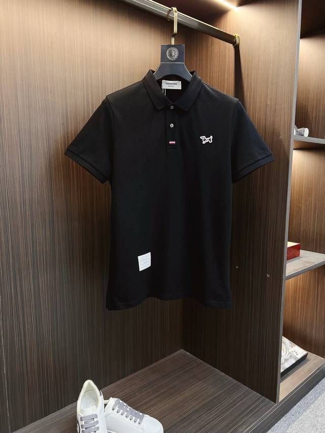 Tb 2025春夏新款男士翻领polo衫短袖系列出货 简洁时尚百搭 高端品质 定制进口高定面料 穿着舒适 透气 档次高很有质感 简单大方得体 时尚不失个性 商务