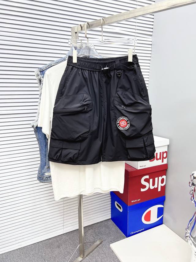 巴黎世家 2025夏季新款男士休闲短裤 高级定制夏季专用休闲裤透气面料 透气舒适度高，细节无可挑剔，品牌元素设计理念，体现高品质。手感细腻柔软！呈现休闲裁剪，简