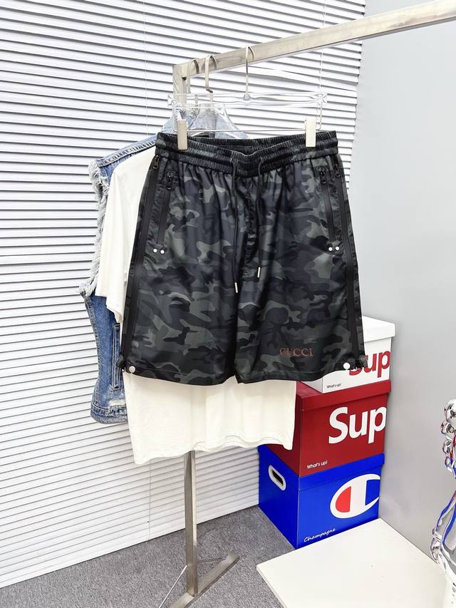 Gucci 古奇 2025夏季新款男士休闲短裤 高级定制夏季专用休闲裤透气面料 透气舒适度高，细节无可挑剔，品牌元素设计理念，体现高品质。手感细腻柔软！呈现休闲