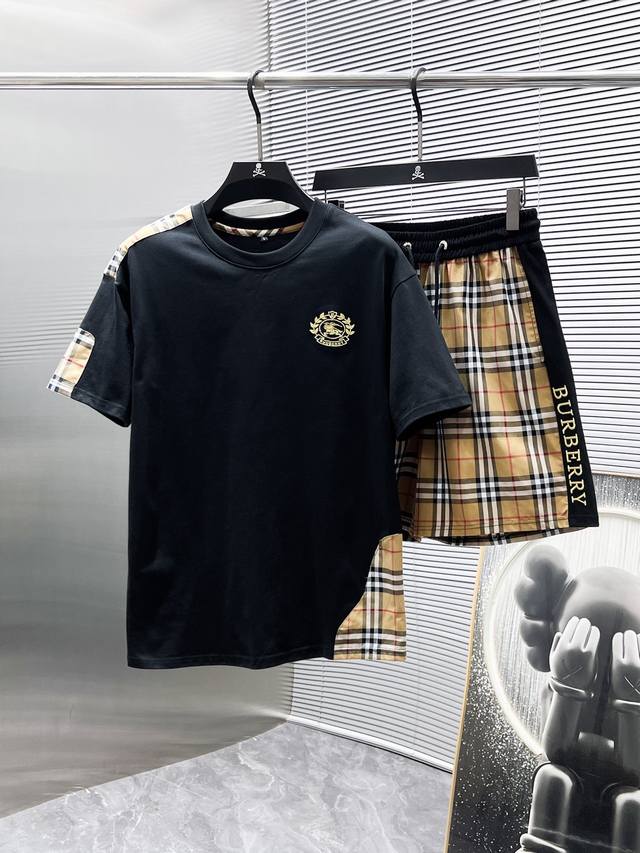 巴宝莉 Burberry 2025Ss夏季新款 休闲 短袖 短裤 套装，高端版本！专柜定制面料 透气舒适度高，细节无可挑剔，品牌元素设计理念，体现高品质。手感细