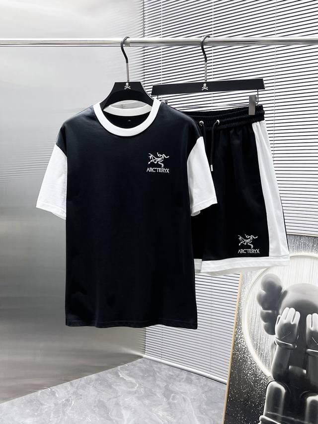 始祖鸟 2025Ss夏季新款 休闲 短袖 短裤 套装，高端版本！专柜定制面料 透气舒适度高，细节无可挑剔，品牌元素设计理念，体现高品质。手感细腻柔软！呈现休闲裁