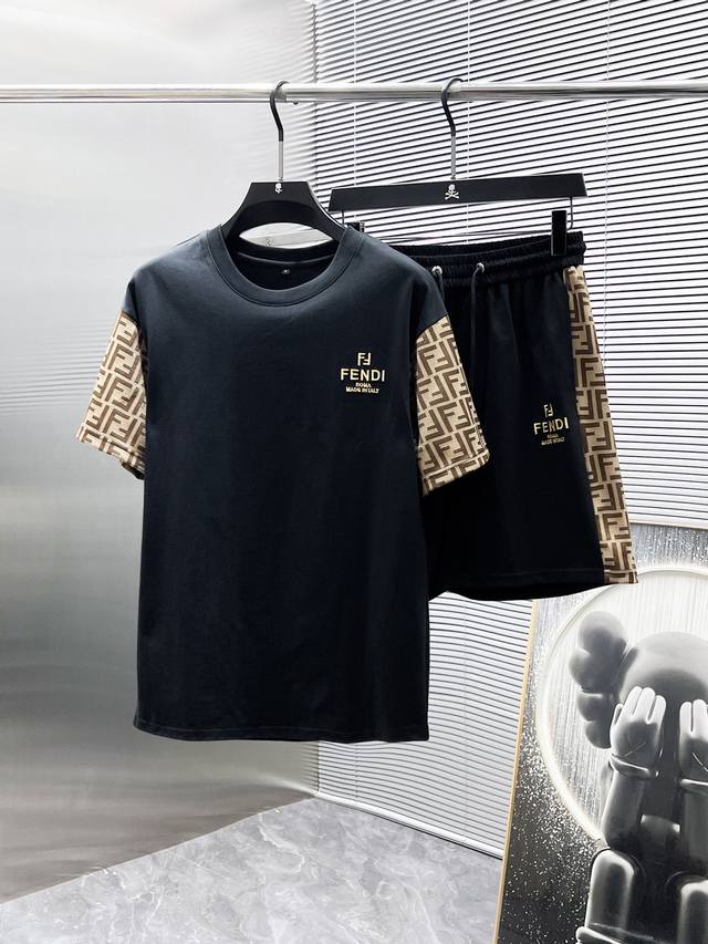 芬迪 Fendi 2025Ss夏季新款 休闲 短袖 短裤 套装，高端版本！专柜定制面料 透气舒适度高，细节无可挑剔，品牌元素设计理念，体现高品质。手感细腻柔软！
