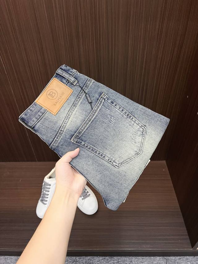 巴尔曼 男士丹宁牛仔裤，官宣画册海报穿搭款！ 客供高级进口的丹宁原色面料，特选日本冈山纯正13Oz 盎司牛仔布料，重磅环保植物酵素水洗工艺，肌理有着淡淡的复古色