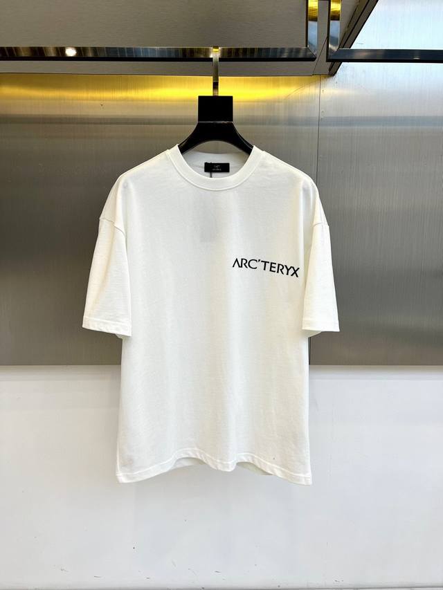 Arc2025新款首发最新款短袖圆领T恤 高端订制 设计前卫时尚！高端定制高支棉面料.手感柔软.穿着舒适.级别精致车线.做工精细.上身效果无敌帅气！型男必备单品