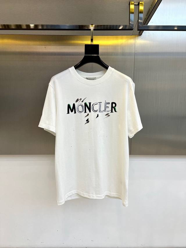 Moncler2025新款首发最新款短袖圆领T恤 高端订制 设计前卫时尚！高端定制高支棉面料.手感柔软.穿着舒适.级别精致车线.做工精细.上身效果无敌帅气！型男