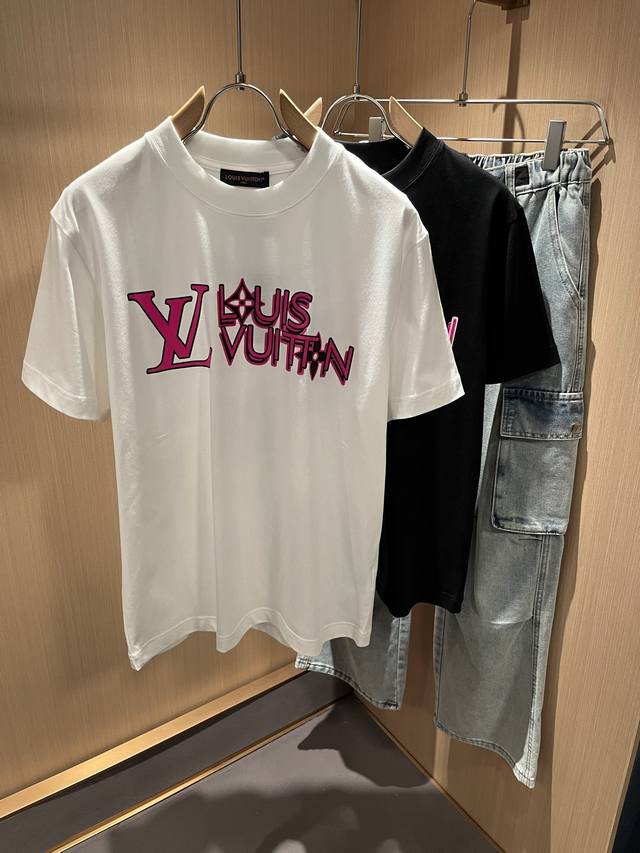 Louisvuitt*路易*登 2025春夏全新系列单品上线，非常时髦前卫的一款男女同款短袖T恤，标识Logo图案印花修饰！区别于以往的不同，宣示品牌传承多年的