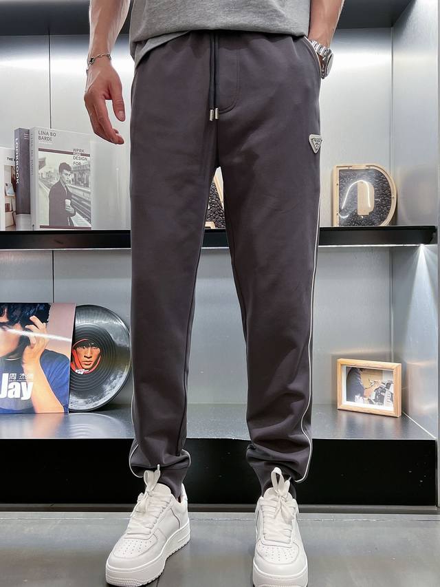 普拉达 香港贸易公司渠道货.2025夏季新款 男士休闲百搭束脚卫裤休闲裤.客供精纺纯棉面料,区别于一般的棉质,手感质感顺滑细腻,略微弹性的功能,内外兼具的美感裁