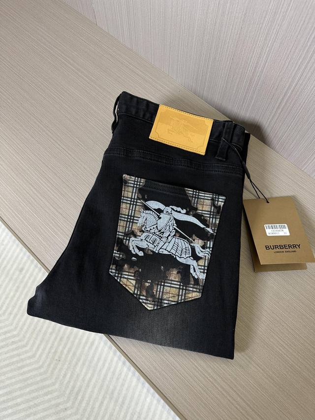 Bbr家25Fw春夏最新男士柔软高弹黑灰色牛仔裤，这个系列出款，自带魔力。款款爆卖。黑灰色调的软质牛仔，柔软的质地，迎合春夏季需求，基本保留了小黑裤的原生状态，