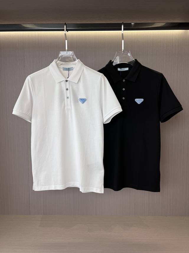 p普家25Ss夏季新款翻领短袖 高级丝光朱棣棉材质 舒适透气，不易变形， 胸前采用经典金属三角标图案 时尚百搭。 颜色：黑色，白色 码数：S-2Xl
