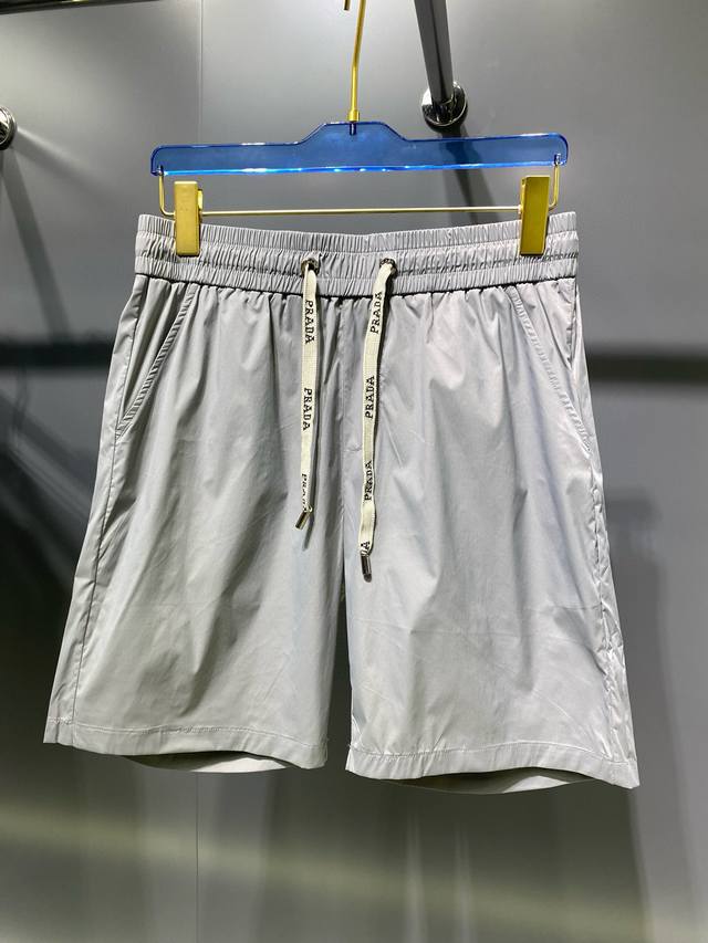 最新款短裤 ，采用客供速干聚酯纤维面料，工艺彰显品牌特征，这样的面料柔软舒适透气，腰部松紧腰带织带抽绳设计随意调节大小，春夏穿着最适宜百搭款，尺码M-Xxxl