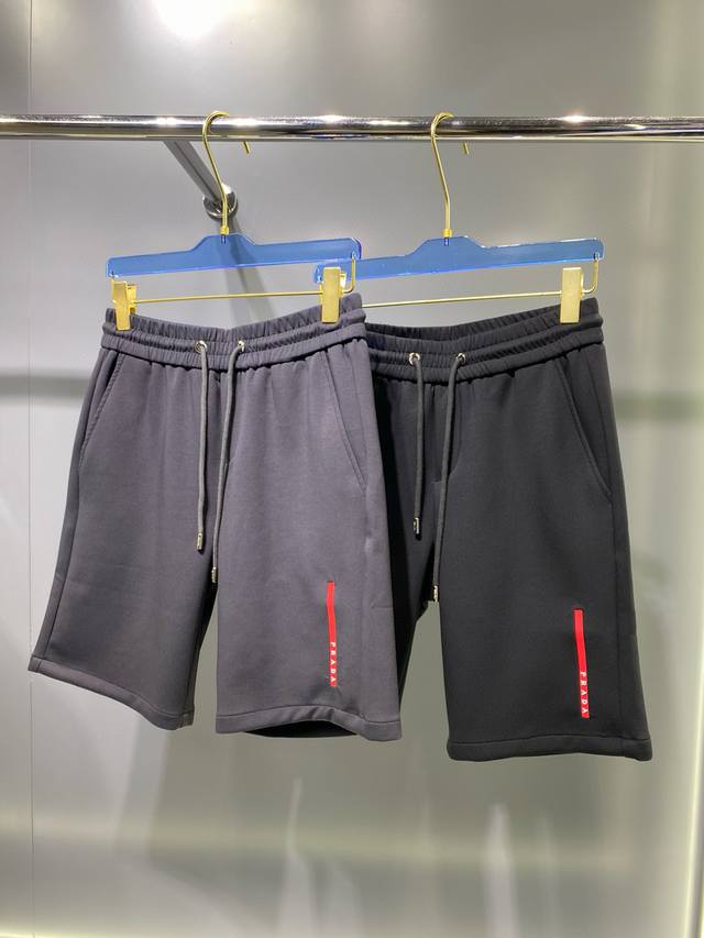 最新款短裤 ，采用客供速干聚酯纤维面料，工艺彰显品牌特征，这样的面料柔软舒适透气，腰部松紧腰带织带抽绳设计随意调节大小，春夏穿着最适宜百搭款，尺码：L-Xxxx