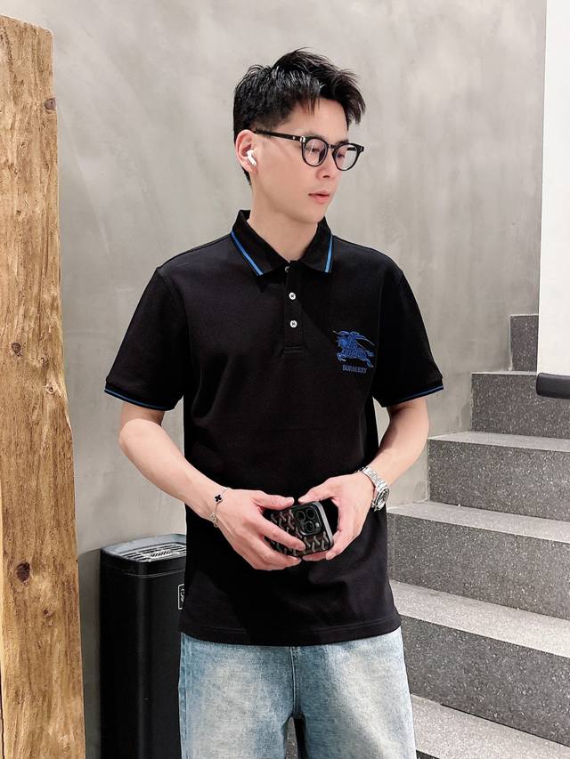 巴宝莉 2025春夏新款polo领短袖系列。精选顶级丝光珠地棉面料，三标齐全！时尚大牌元素Logo工艺设计，上身版型超赞，面料细腻舒适透气，随意搭配都超级好看时