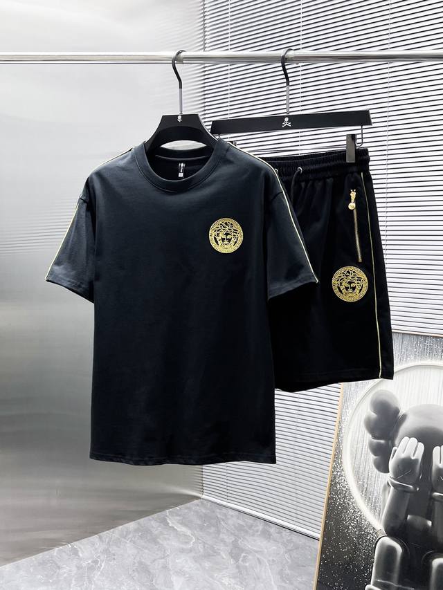 范思哲 Versace 2025Ss夏季新款 休闲 短袖 短裤 套装，高端版本！专柜定制面料 透气舒适度高，细节无可挑剔，品牌元素设计理念，体现高品质。手感细腻