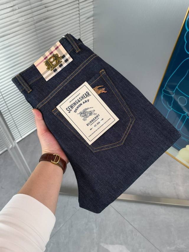 巴宝莉 新款来袭2680新春爆款新品 专柜有售 实体店极品牛仔裤专柜原版1:1好货，适合各个年龄段。市场最高版本的欧洲进口面料。舒适柔软亲肤，上身效果超级棒时尚