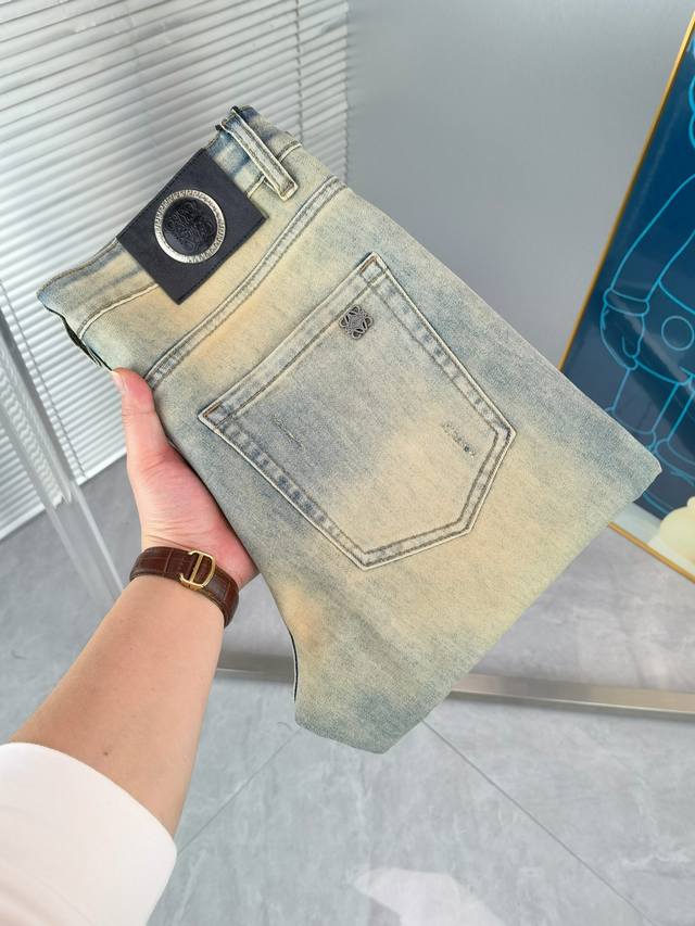 罗意威 新款来袭2680新春爆款新品 专柜有售 实体店极品牛仔裤专柜原版1:1好货，适合各个年龄段。市场最高版本的欧洲进口面料。舒适柔软亲肤，上身效果超级棒时尚