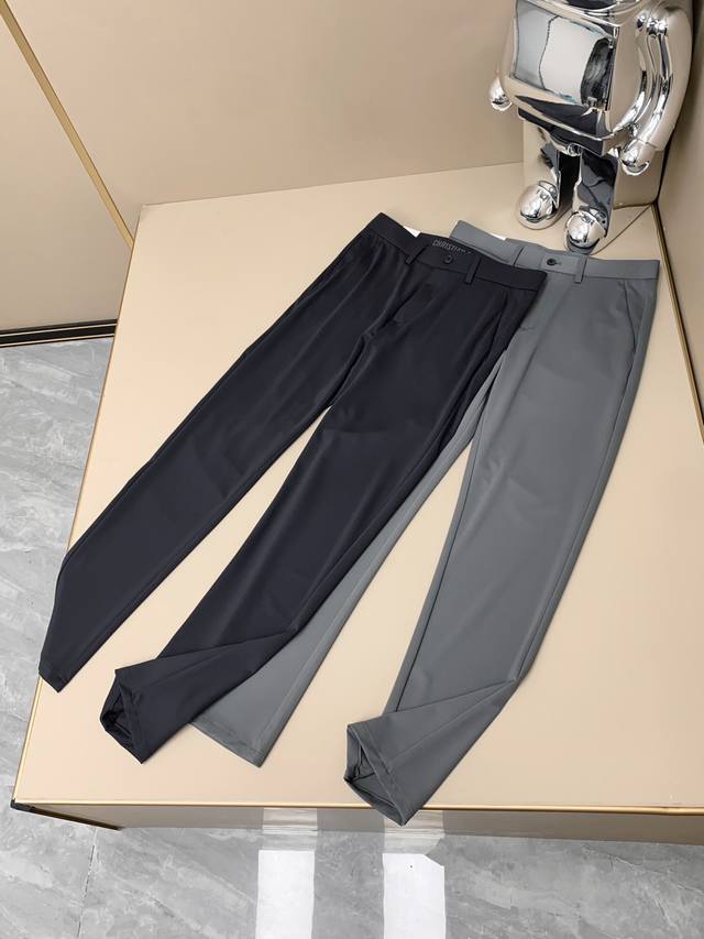 二色细节做工特写镜头: 此款甄选优质锦纶面料，品牌设计始终保持高贵优雅的风格品位，演绎时尚魅惑，自信活力！纯色西裤上身合体显瘦，雅致洋气，整体气质干练又帅气，微