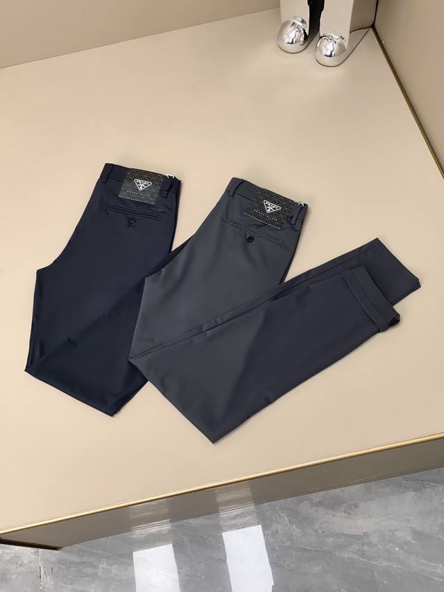 细节: 三角标Logo设计品质极高轻奢风男士夏级薄款商务休闲西裤专柜每季必备主推基础款！ 板型无需多言三角标。价格pR Logo设计 品质极高轻奢风 春夏绅士感