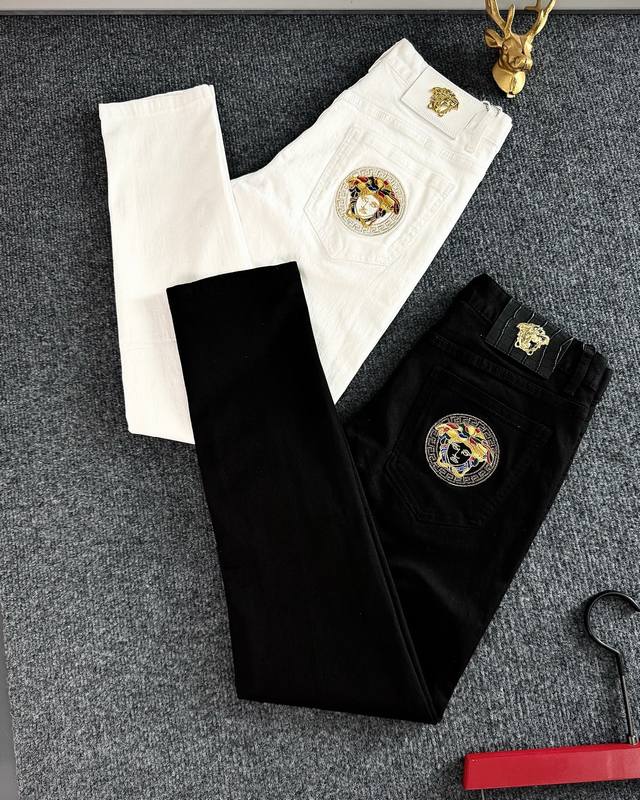 Ver*25春夏款 男士牛仔裤原厂原布原洗水！原版水洗 高弹力面料，复杂的手工艺叠加，特别持久、耐磨 后口袋刺绣 选用上乘的丹宁弹力质感，皮牌、高定的金属辅料