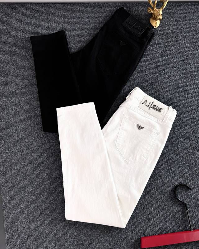 高端潮牌Aj*25春夏款 男士牛仔裤原厂原布原洗水！ 原版水洗 高弹力面料，复杂的手工艺叠加，特别持久、耐磨 选用上乘的丹宁弹力质感，皮牌、高定的金属辅料 打造