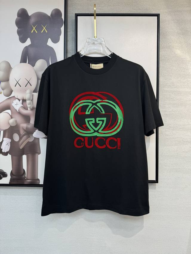 Gucci2025新款同步上新圆领短袖T恤。采用客供新疆长绒棉面料，亲肤舒适透气，胸前配以品牌字母Logo图案采用3D数码印花工艺构成彰显品牌奢华，与Zp一致不