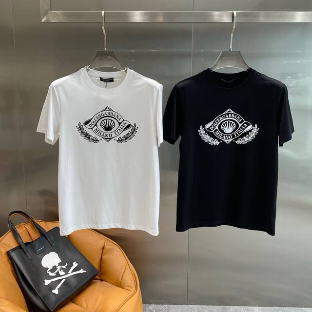 Dg2025新款同步上新圆领短袖T恤。采用客供新疆长绒棉面料，亲肤舒适透气，胸前配以品牌字母Logo图案采用3D数码印花工艺构成彰显品牌奢华，与Zp一致不是小厂