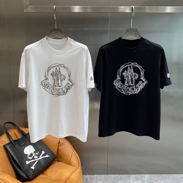Moncler2025新款同步上新圆领短袖T恤。采用客供新疆长绒棉面料，亲肤舒适透气，胸前配以品牌字母Logo图案采用3D数码印花工艺构成彰显品牌奢华，与Zp一