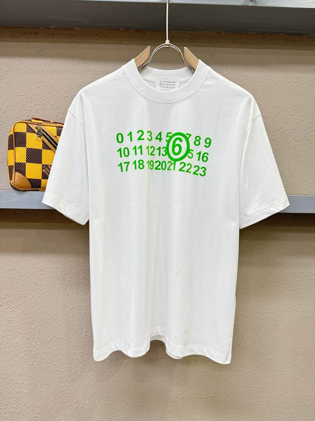 马吉拉 2025春夏新款短袖T恤！走秀图案时尚休闲短袖T恤衫！设计Logo设计！极具设计精选客供面料，手感柔软亲肤，着身舒适透气性都无法挑剔，实物绝对会让你爱不