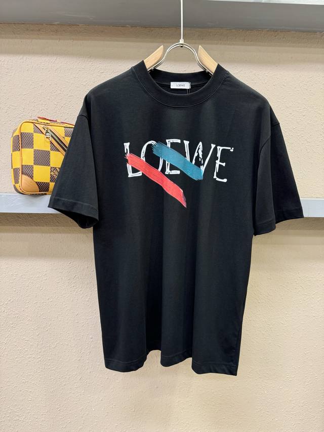 Loewe罗意威 2025春夏新款短袖T恤！走秀图案时尚休闲短袖T恤衫！设计Logo设计！极具设计精选客供面料，手感柔软亲肤，着身舒适透气性都无法挑剔，实物绝对